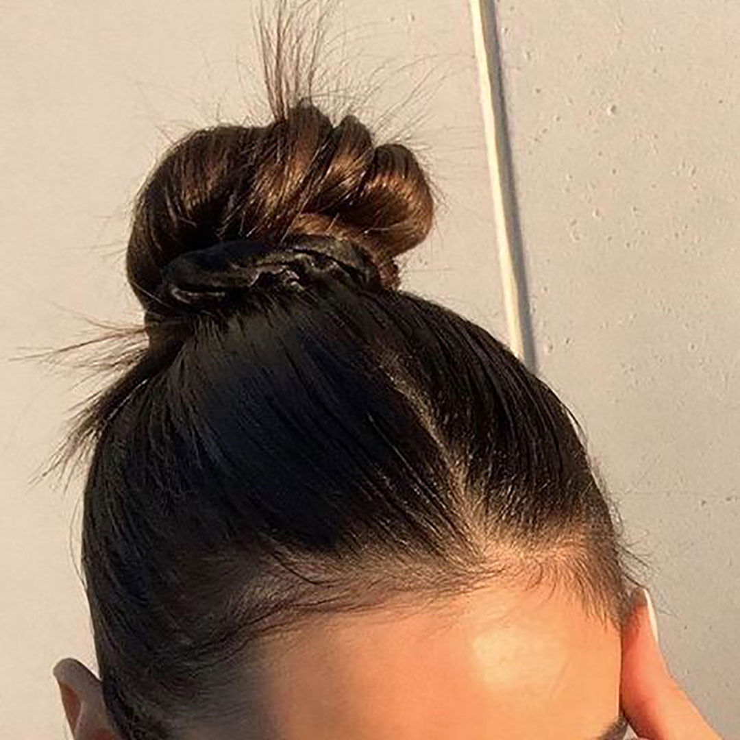 Messy slicked bun sur cheveux lisses